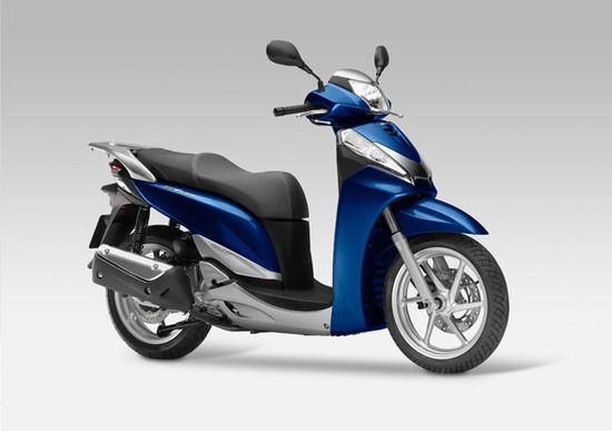 Al Salone di Milano EICMA Honda presenta l'SH300i 2011