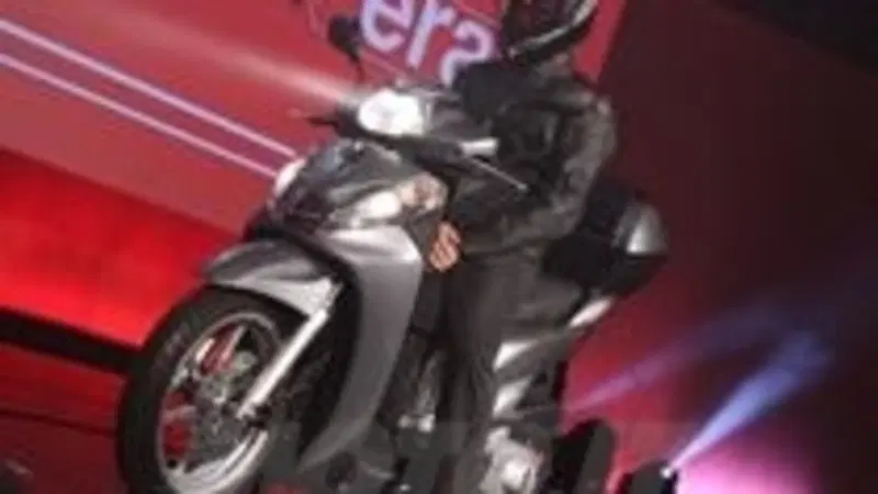 Al Salone di Milano EICMA Honda presenta l'SH300i 2011