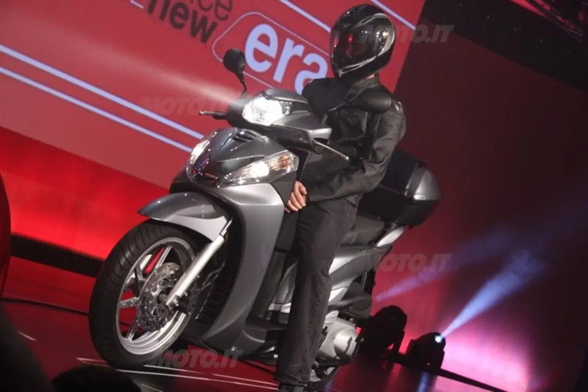 Al Salone di Milano EICMA Honda presenta l'SH300i 2011