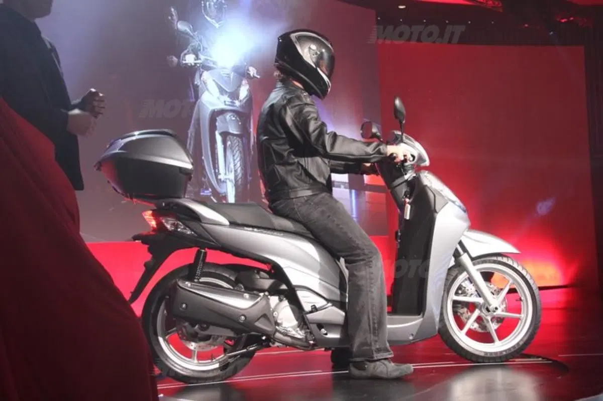 Al Salone di Milano EICMA Honda presenta l'SH300i 2011 (3)