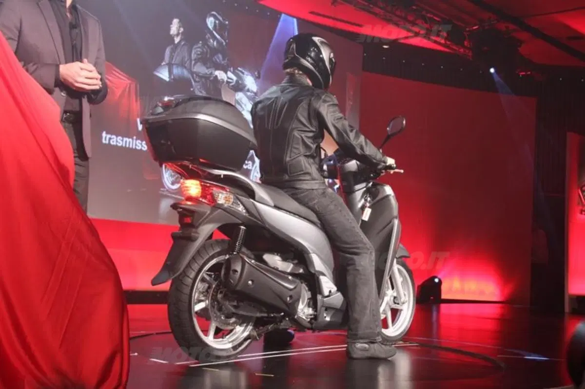Al Salone di Milano EICMA Honda presenta l'SH300i 2011 (4)