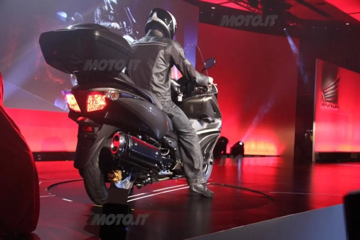 Honda presenta al Salone di Milano l'SW-T600 2011 (2)