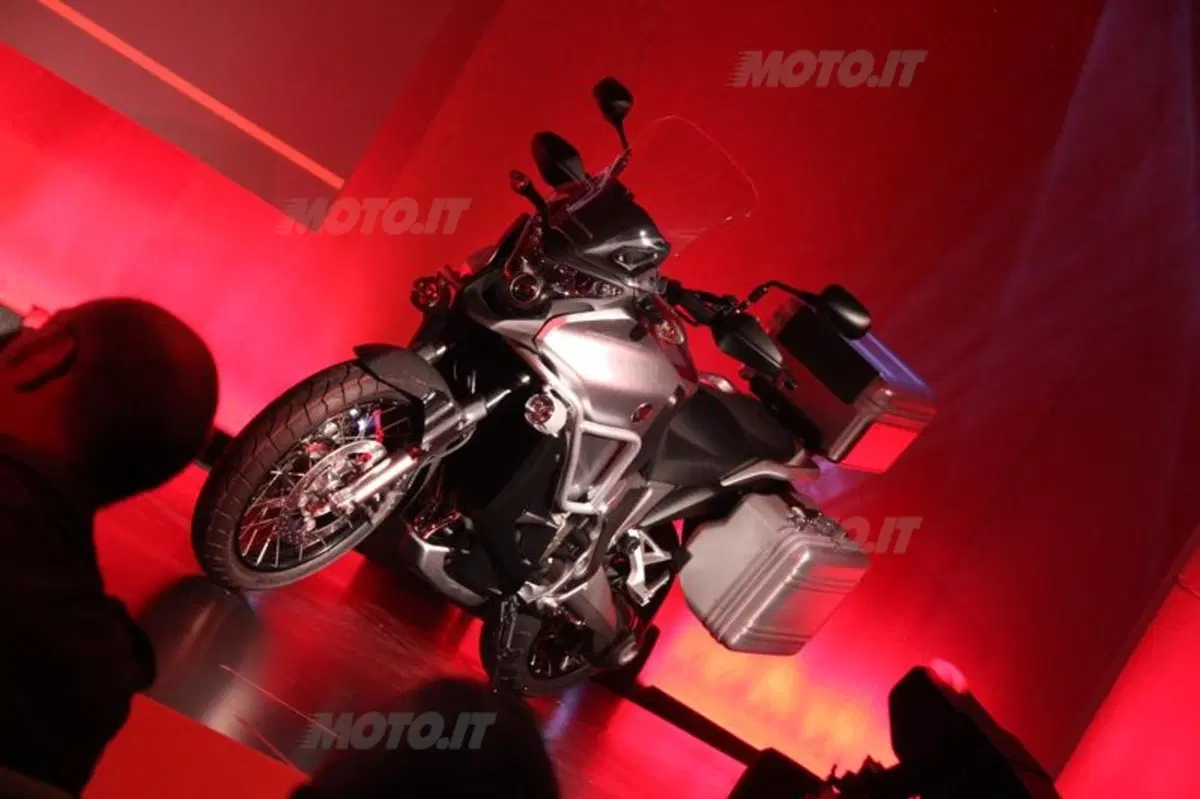 Honda svela al Salone di Milano EICMA la V4X Concept