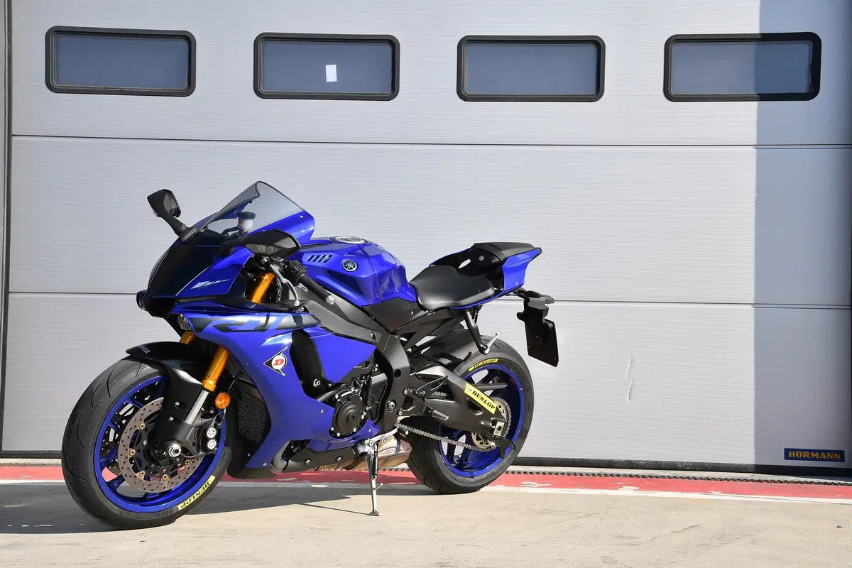 Yamaha YZF-R1 (2)