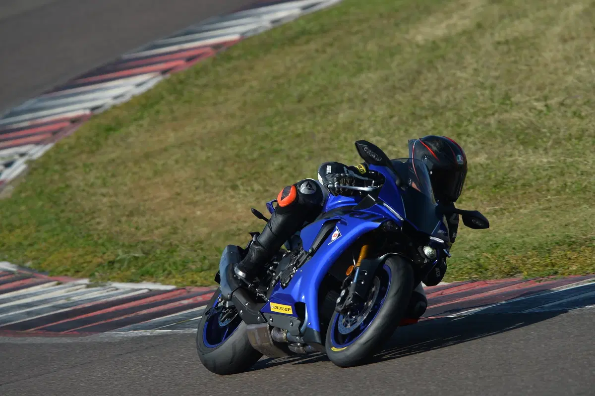 Yamaha YZF-R1 vs. YZF-R6 vs YZF-R3 (2)