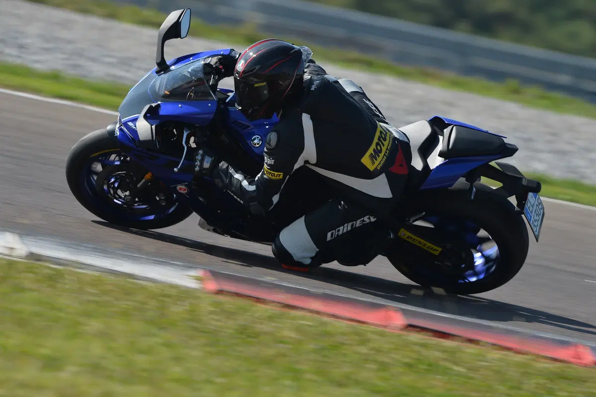 Yamaha YZF-R1 vs. YZF-R6 vs YZF-R3 (3)
