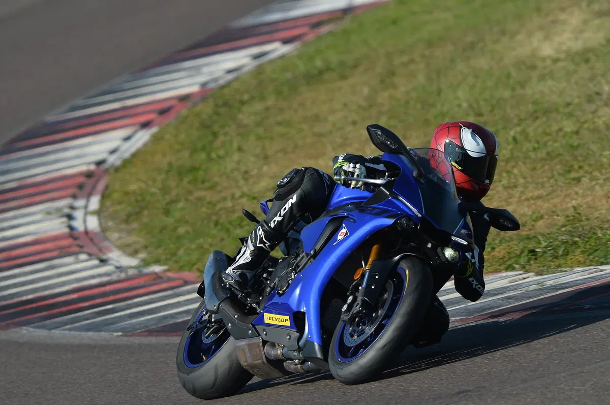 Yamaha YZF-R1 vs. YZF-R6 vs YZF-R3 (4)