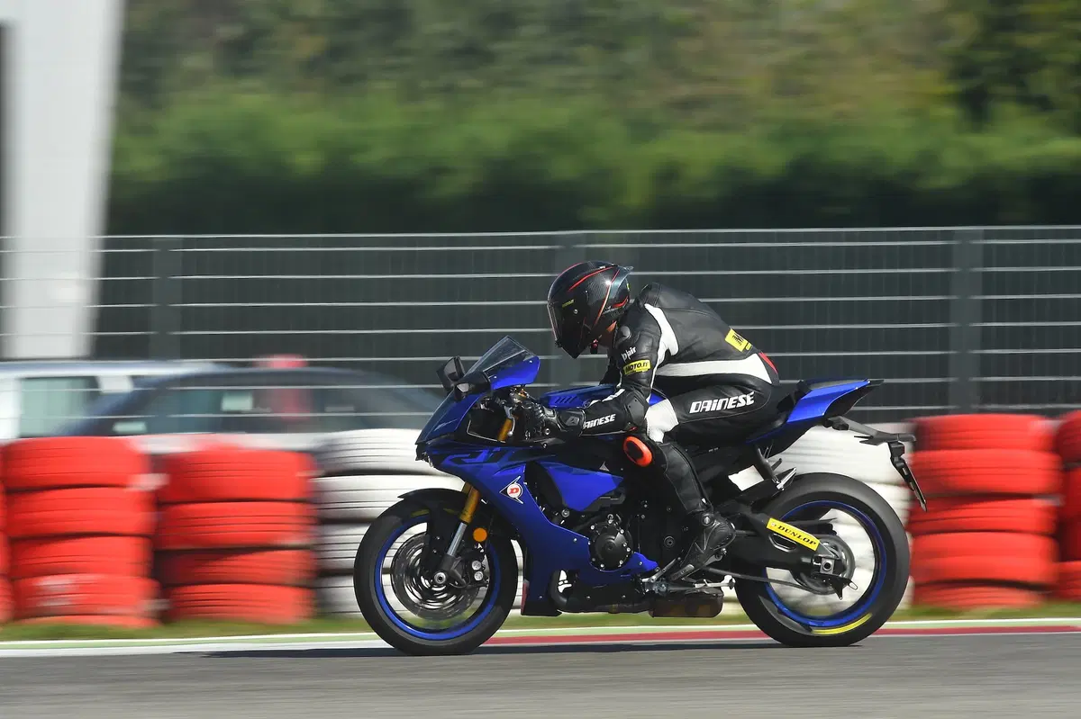 Yamaha YZF-R1 vs. YZF-R6 vs YZF-R3 (5)