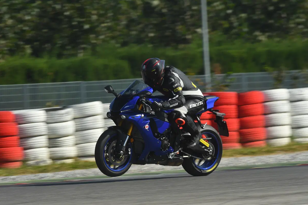Yamaha YZF-R1 vs. YZF-R6 vs YZF-R3 (6)