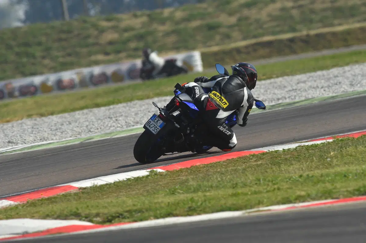 Yamaha YZF-R1 vs. YZF-R6 vs YZF-R3 (8)