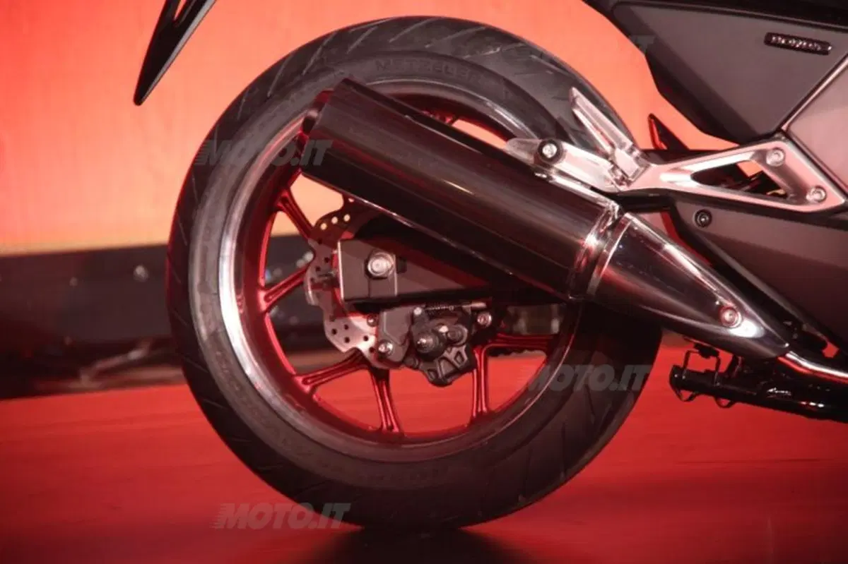Al Salone di Milano Honda presenta NM Concept scooter (2)