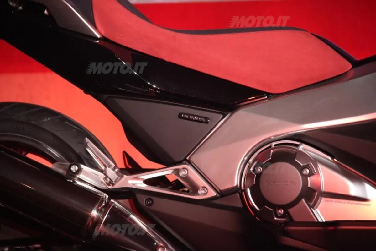 Al Salone di Milano Honda presenta NM Concept scooter (3)