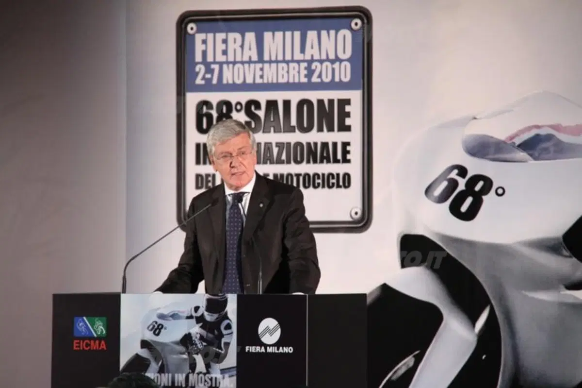 Berlusconi apre EICMA 2010 con Lorenzo e Biaggi