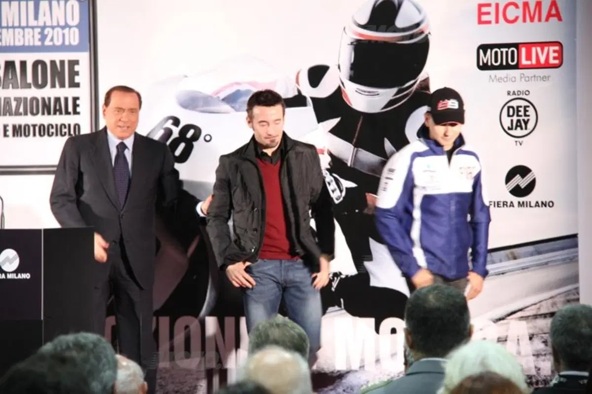 Berlusconi apre EICMA 2010 con Lorenzo e Biaggi (4)