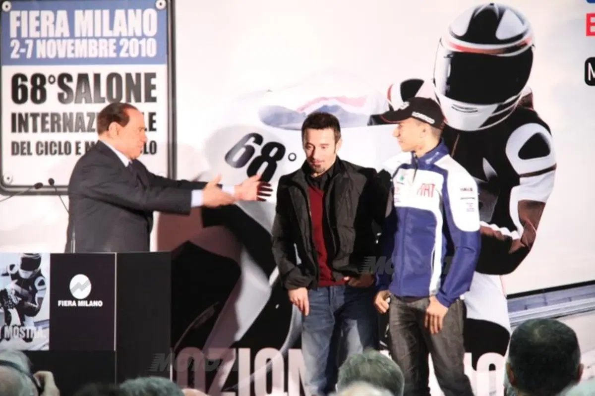 Berlusconi apre EICMA 2010 con Lorenzo e Biaggi (6)