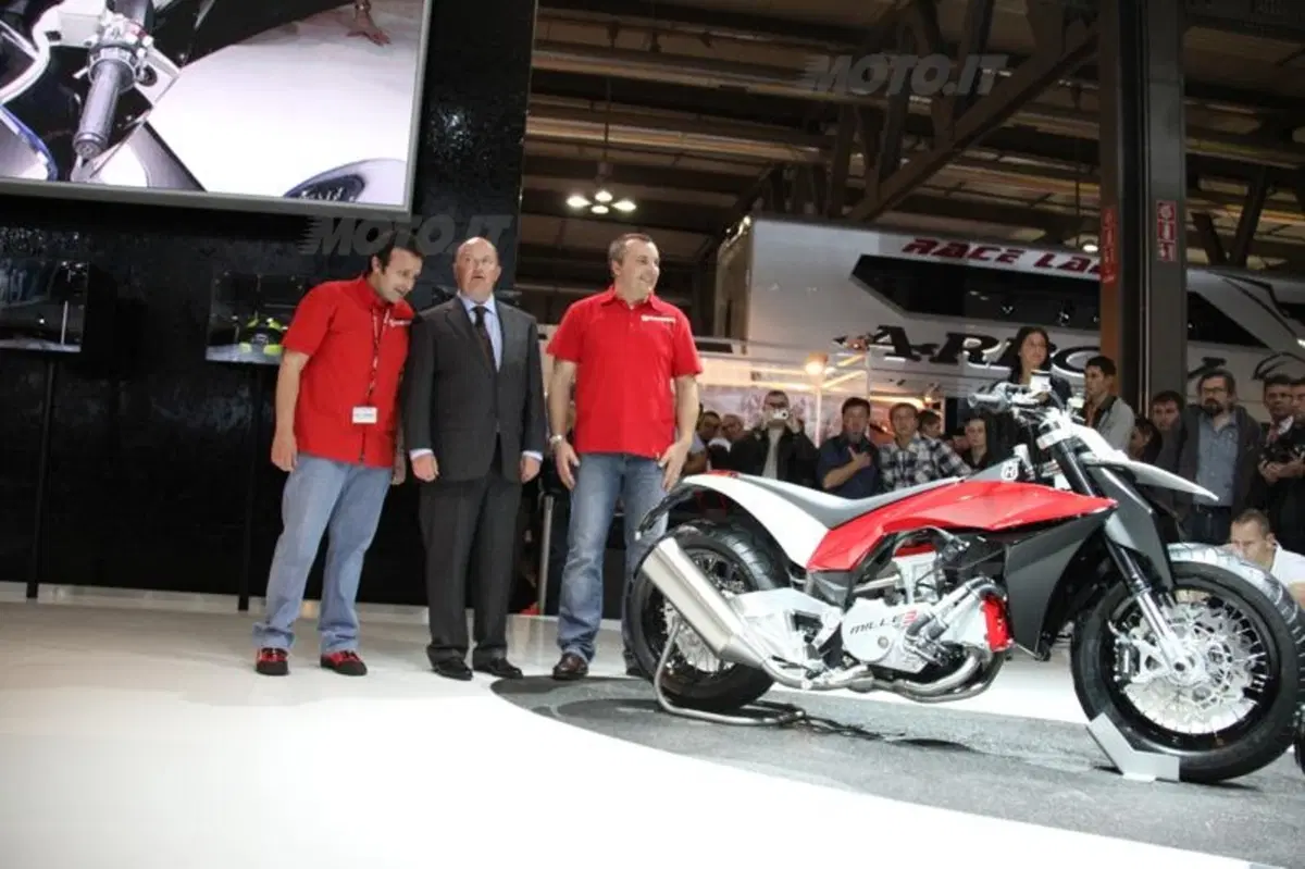 Husqvarna porta al Salone di Milano la Concept Studio Mille3 (2)