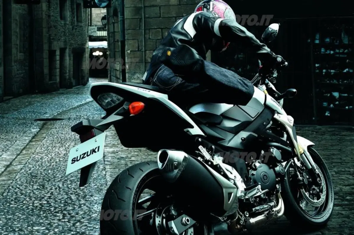 Suzuki presenta la GSR 750 al Salone di Milano (2)