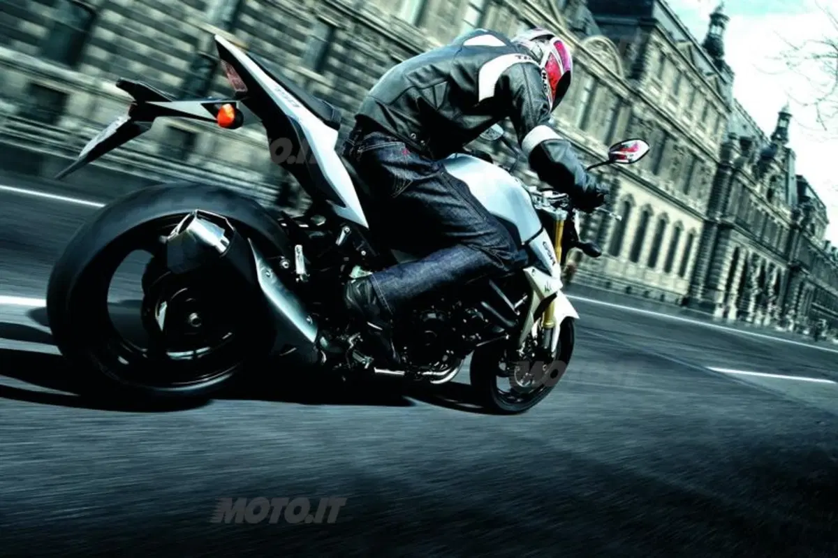 Suzuki presenta la GSR 750 al Salone di Milano (5)