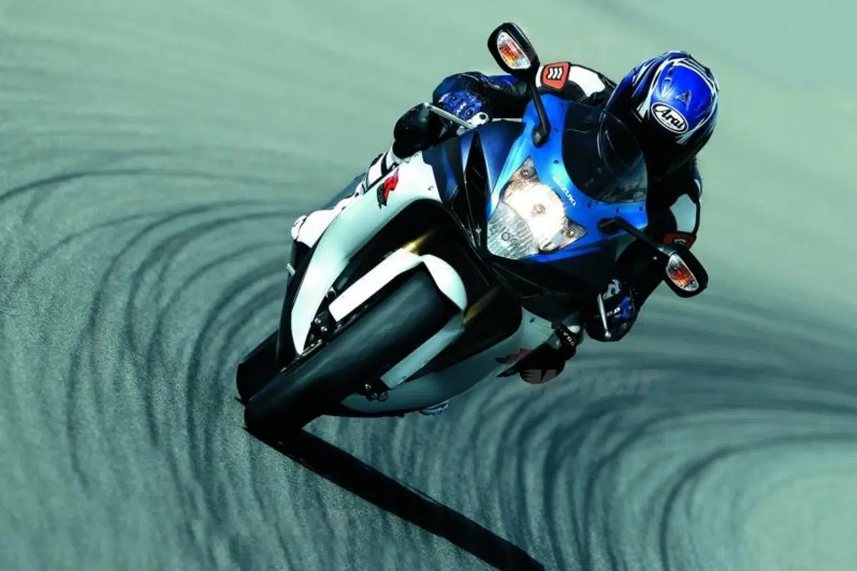 Presentate all'EICMA le Suzuki GSX-R600 e GSX-R750 (3)