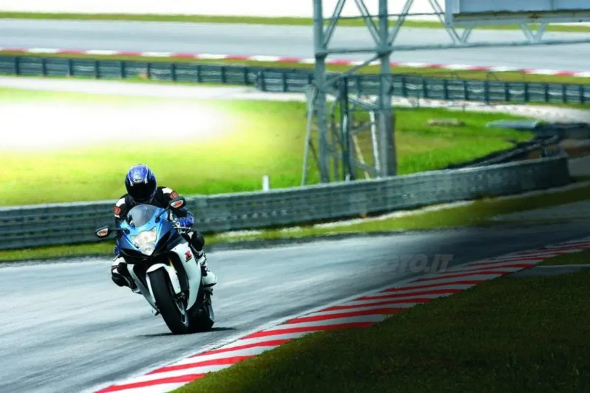Presentate all'EICMA le Suzuki GSX-R600 e GSX-R750 (8)