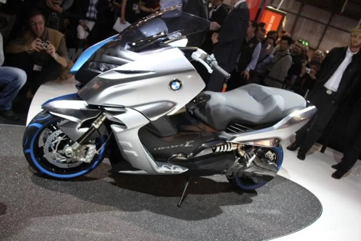 A Milano BMW introduce lo scooter Concept C