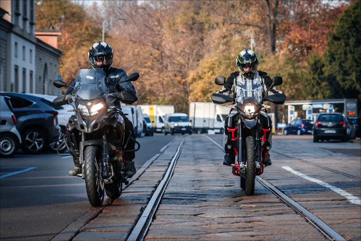 Benelli TRK 502X vs SWM Superdual X: sfida tra medie (7)