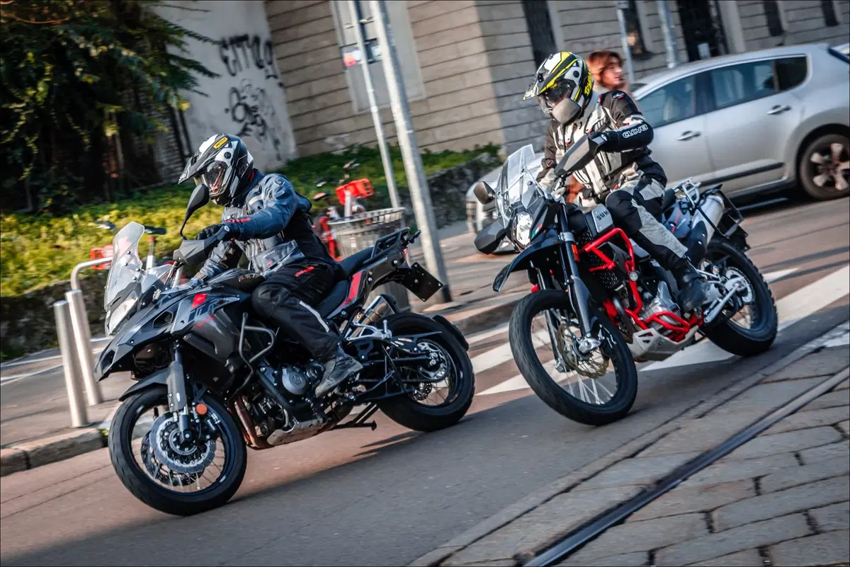 Benelli TRK 502X vs SWM Superdual X: sfida tra medie (10)