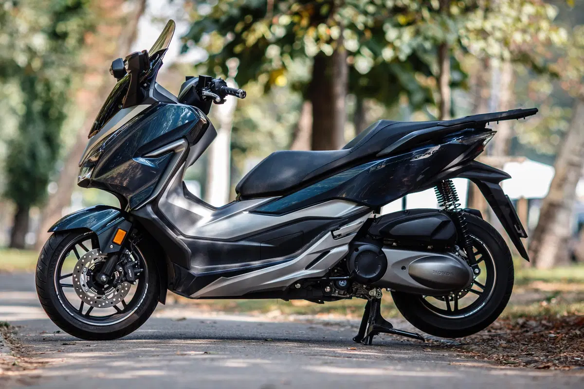 Honda Forza 300 vs. Yamaha XMAX 300 (2)