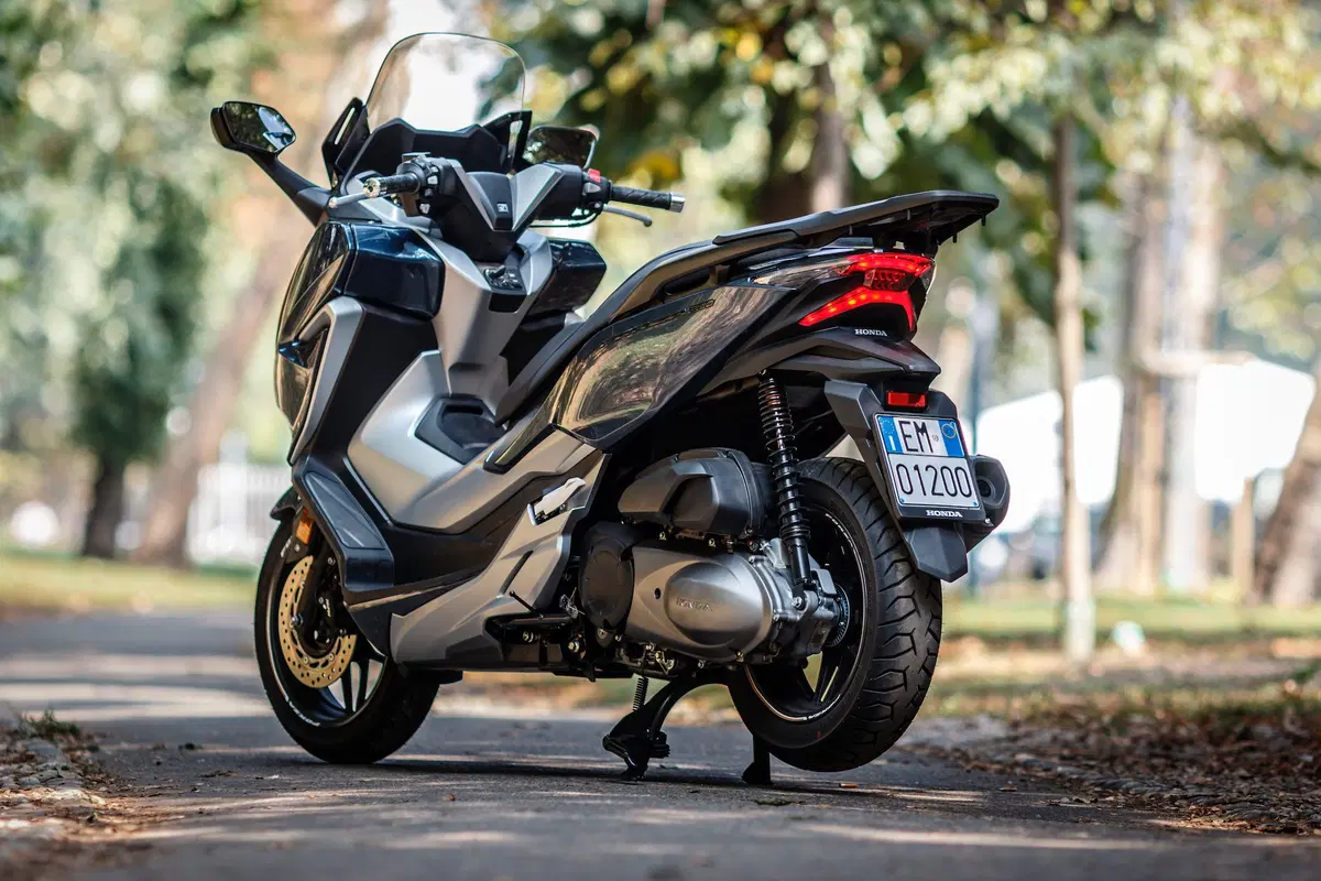 Honda Forza 300 vs. Yamaha XMAX 300 (3)