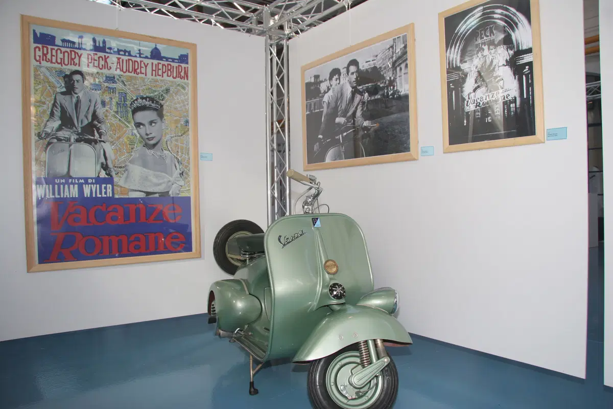Inaugurata a Pontedera la mostra "La Vespa e il Cinema"