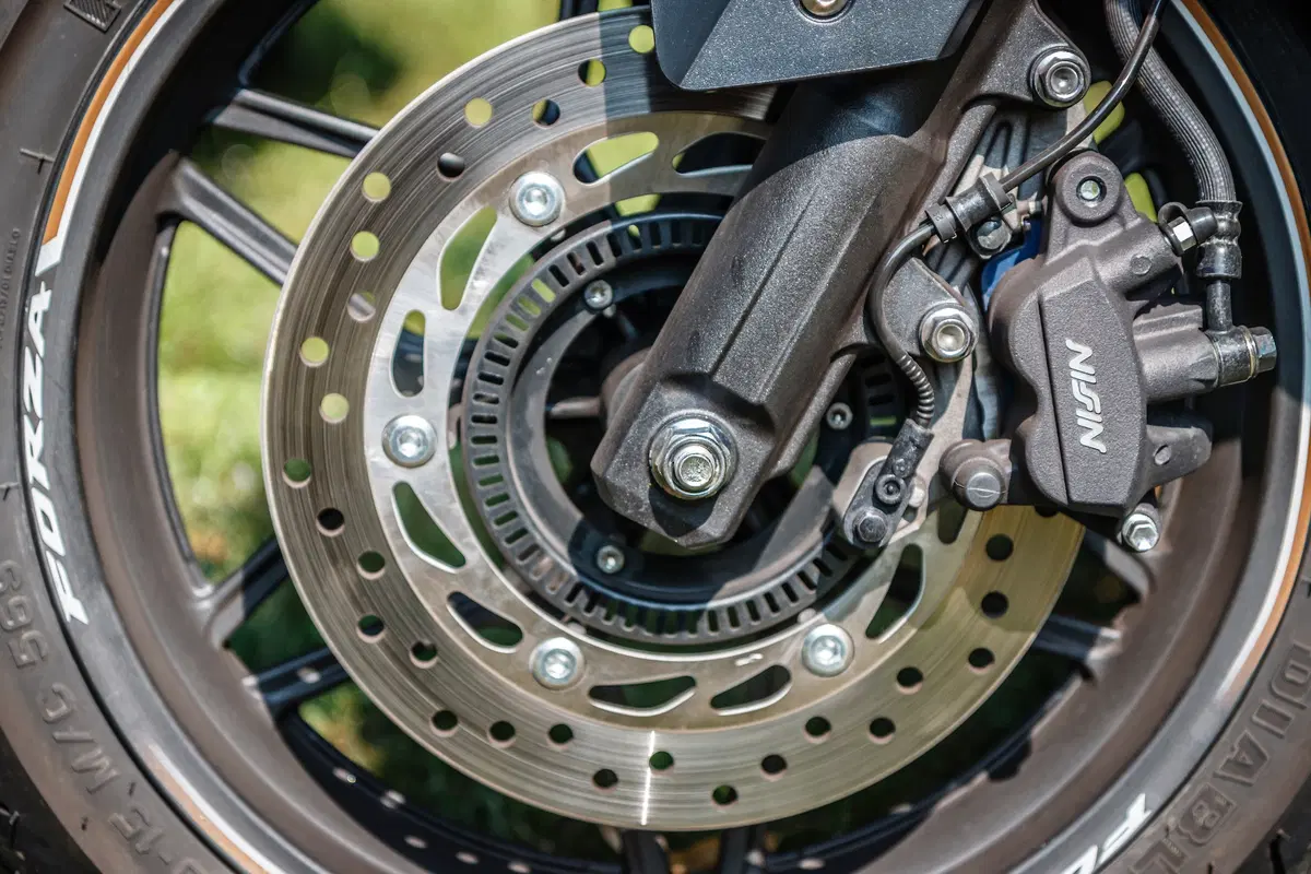 Honda Forza 300 vs. Yamaha XMAX 300 (4)