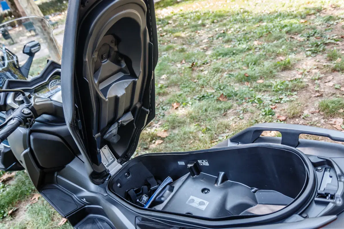 Honda Forza 300 vs. Yamaha XMAX 300 (10)