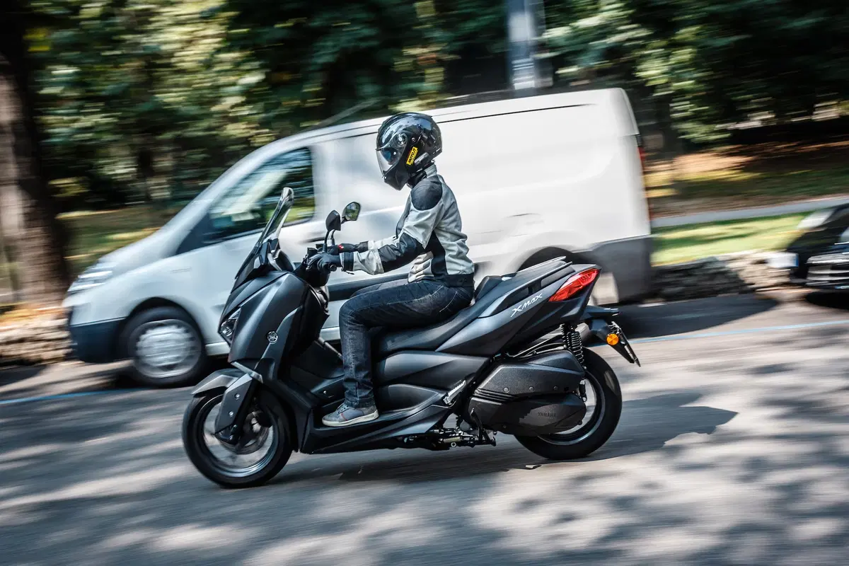 Honda Forza 300 vs. Yamaha XMAX 300 (2)