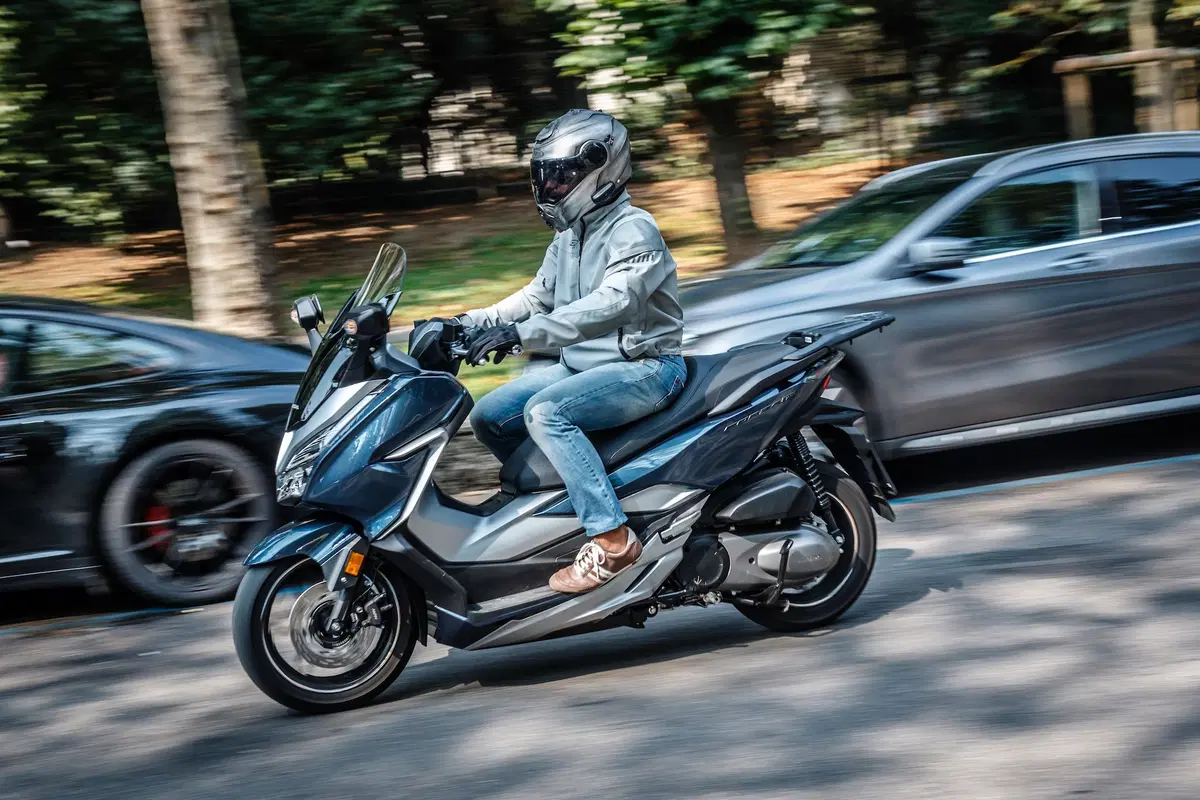 Honda Forza 300 vs. Yamaha XMAX 300 (5)