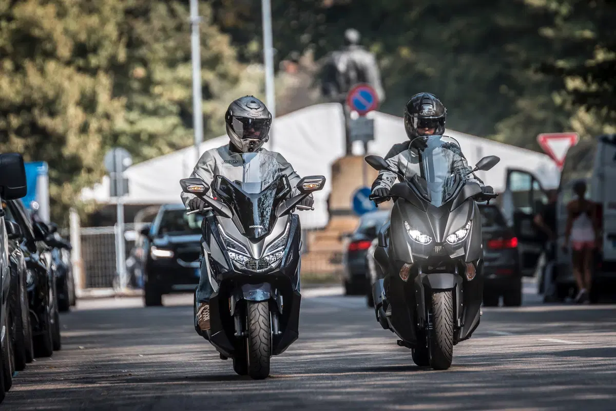 Honda Forza 300 vs. Yamaha XMAX 300 (4)