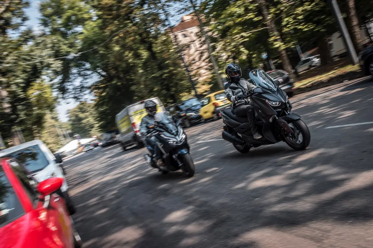 Honda Forza 300 vs. Yamaha XMAX 300 (3)