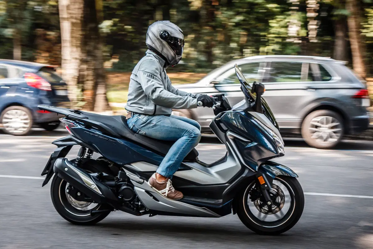 Honda Forza 300 vs. Yamaha XMAX 300 (9)