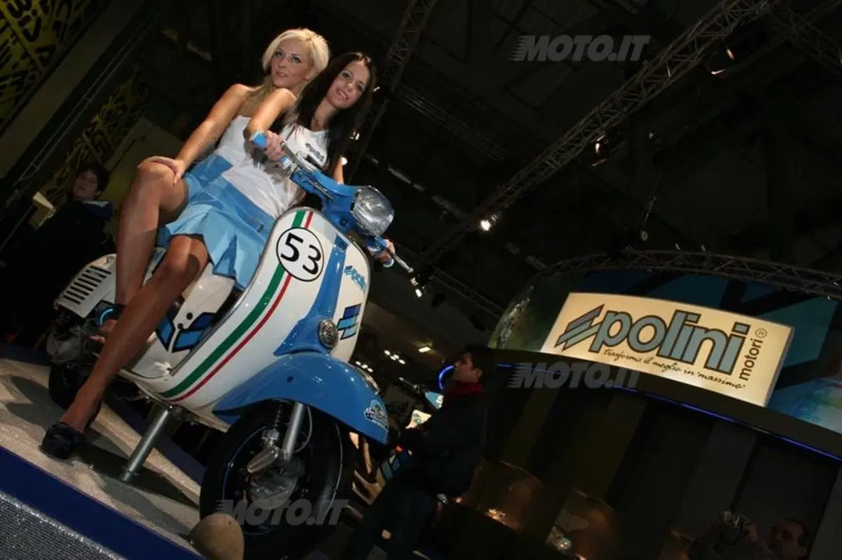 Girls ad Eicma 2010. Un'altra fotogallery da non perdere! (11)