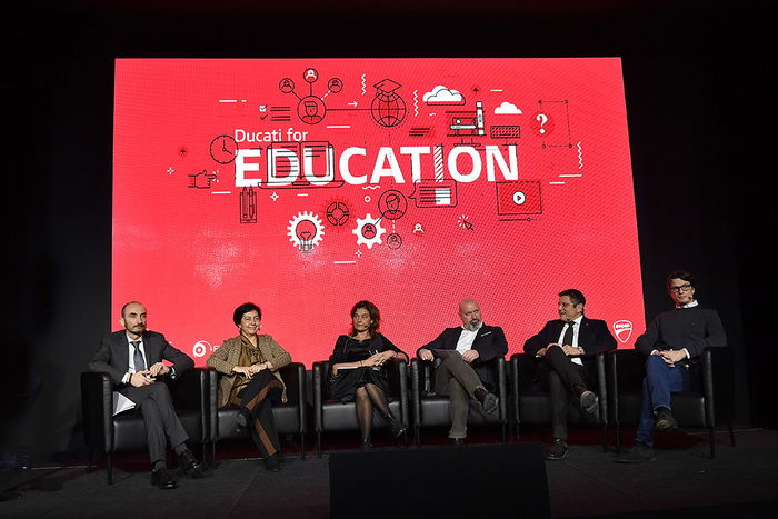 Il parterre della conferenza. Da sinistra Claudio Domenicali, Amministratore Delegato Ducati Motor Holding, Carmela Palumbo, Capo Dipartimento per il sistema educativo di Istruzione e Formazione del Ministero dell’Istruzione, Università e Ricerca, Elena Ugolini, Consigliere Education della Fondazione Ducati e Preside del Liceo Malpighi di Bologna, Stefano Bonaccini, Presidente della regione Emilia Romagna, Francesco Ubertini, Magnifico Rettore Università di Bologna