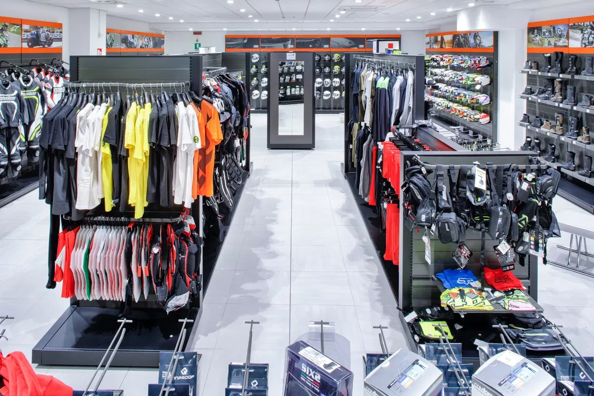 Wheelup Smart Stores, franchising di abbigliamento, accessori e ricambi moto (4)
