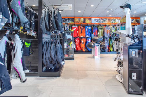 Wheelup Smart Stores, franchising di abbigliamento, accessori e ricambi moto (9)