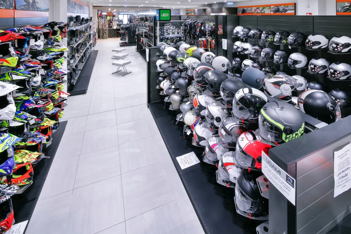 Wheelup Smart Stores, franchising di abbigliamento, accessori e ricambi moto (10)