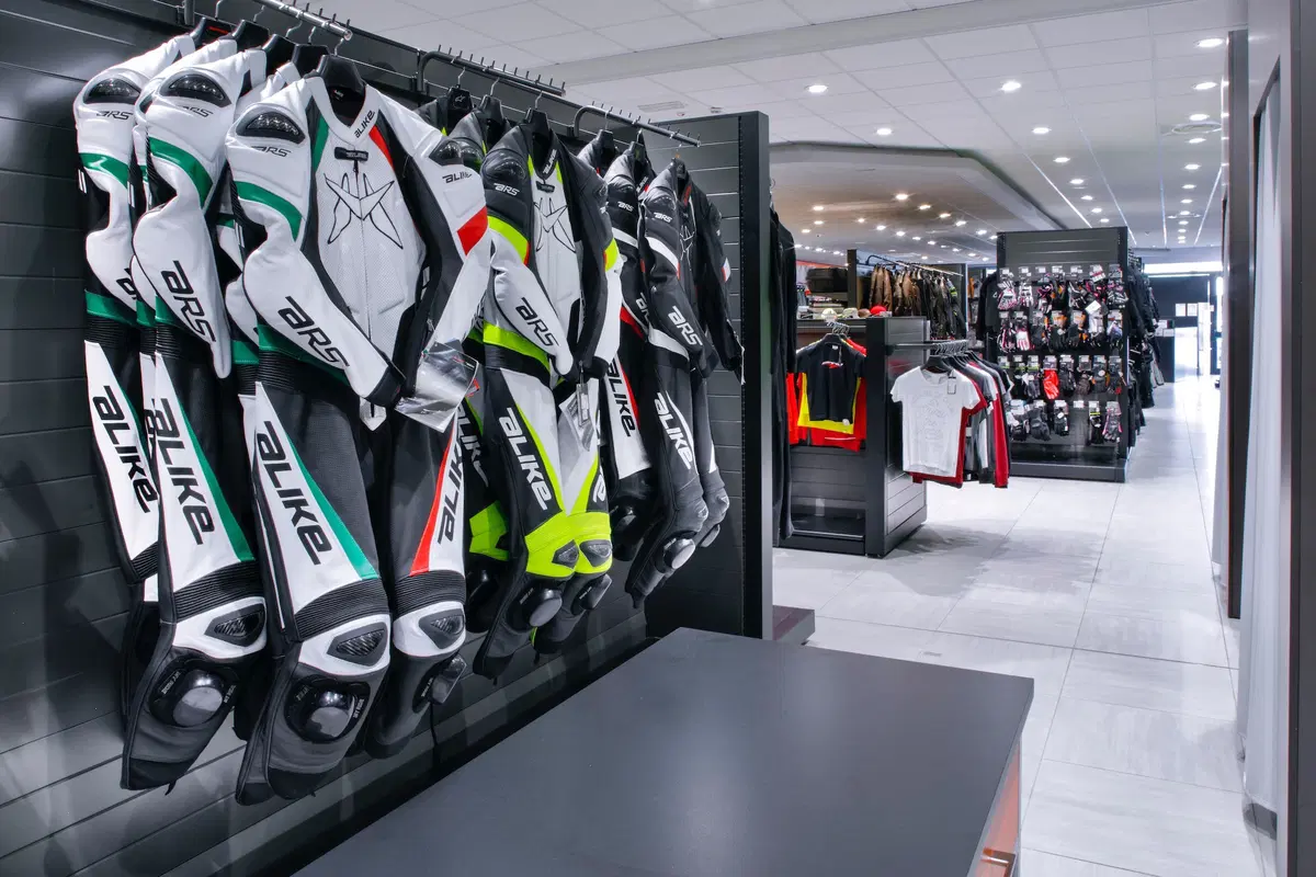 Wheelup Smart Stores, franchising di abbigliamento, accessori e ricambi moto (11)