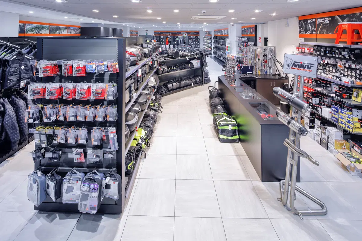 Wheelup Smart Stores, franchising di abbigliamento, accessori e ricambi moto (14)