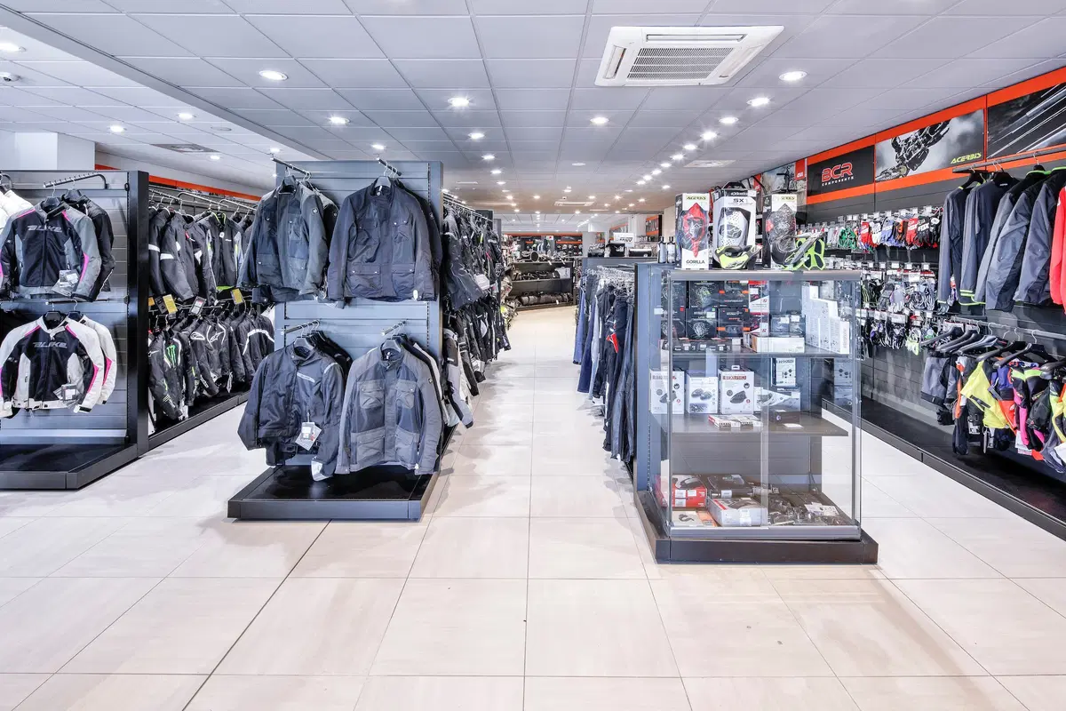 Wheelup Smart Stores, franchising di abbigliamento, accessori e ricambi moto (13)