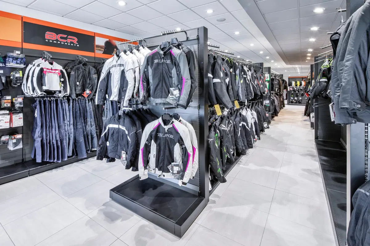 Wheelup Smart Stores, franchising di abbigliamento, accessori e ricambi moto (12)