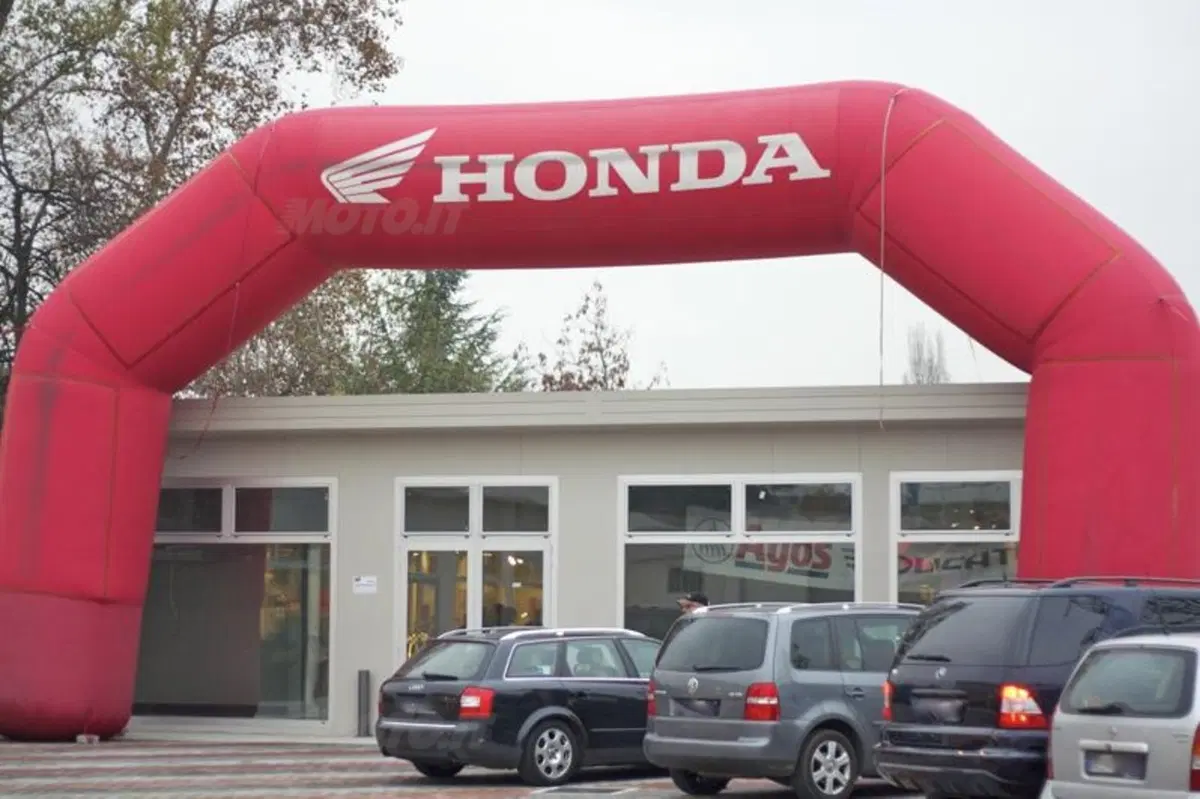 Simoncelli all'inaugurazione della nuova concessionaria Honda Malberti di Seregno (9)