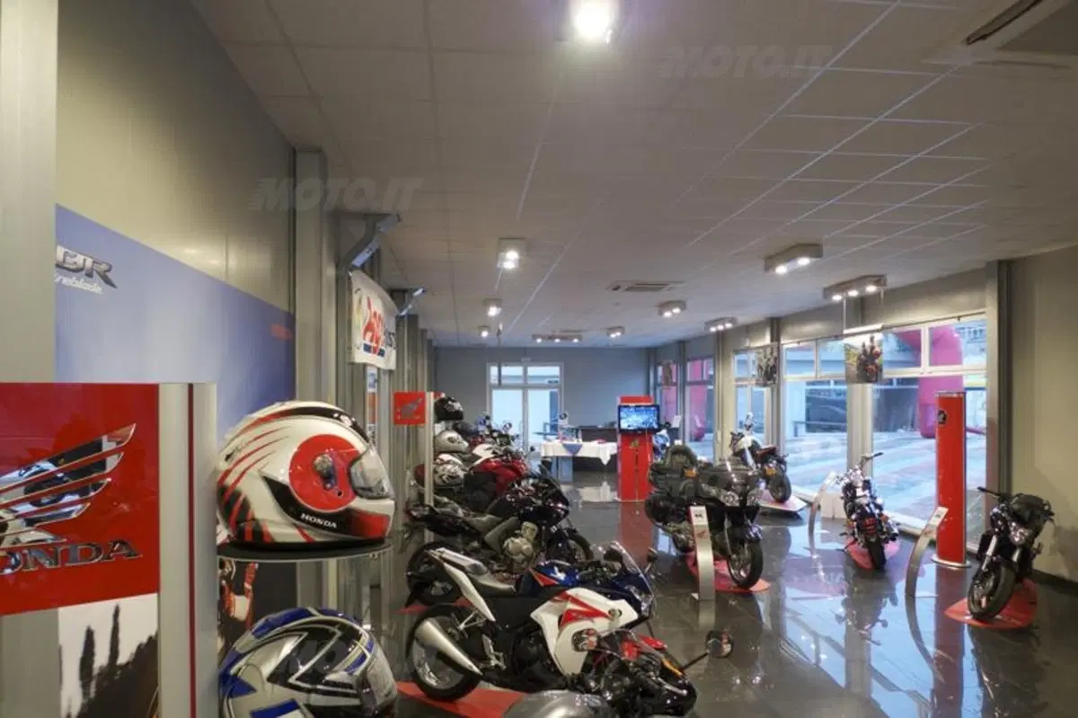 Simoncelli all'inaugurazione della nuova concessionaria Honda Malberti di Seregno (10)
