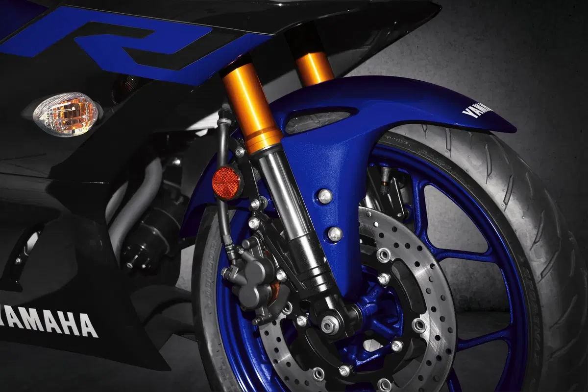 Yamaha YZF-R3, TEST in strada e in pista [Video] (4)