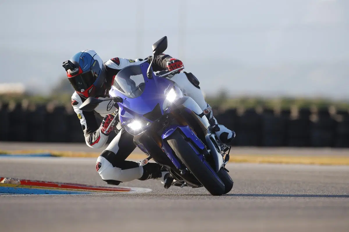 Yamaha YZF-R3, TEST in strada e in pista [Video] (12)